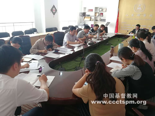 1526371311642549.jpg e全体教师期中总结会.jpg