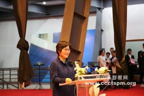 比赛结束,常务副院长李美兰牧师向参加比赛的14位选手表示祝贺.