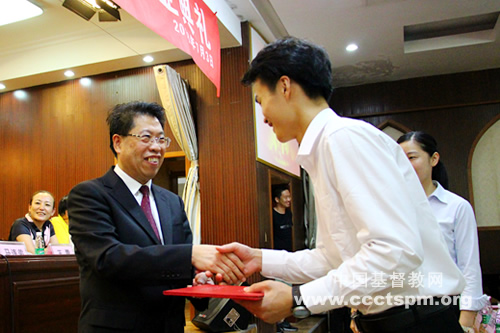 tg8感恩礼拜及毕业典礼-颁发毕业证书-葛大威.jpg