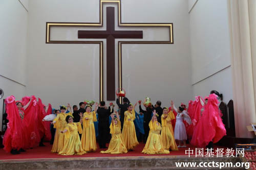 1543825990446244.jpg 歌颂主恩 欢呼收割 东北神学院师生欢度感恩节.jpg