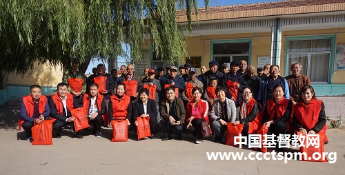山东省烟台龙口市基督教三自爱国会慰问北马敬老院老人照片2.0.jpg