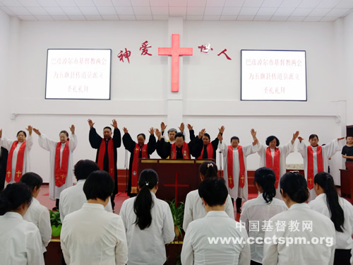 举手祝福.jpg