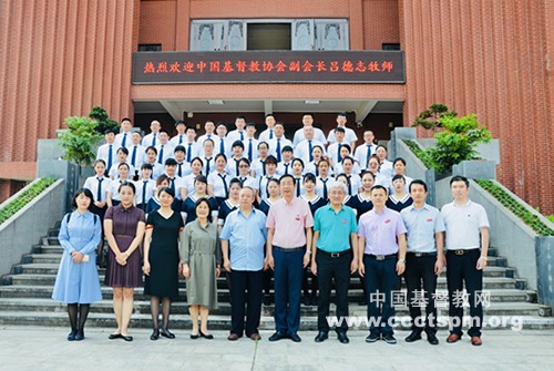 一南一北兄弟情，万方团契基督恩