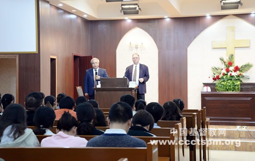 香港福音证主协会和麦道卫事工组织访问江苏神学院并向毕业生赠书