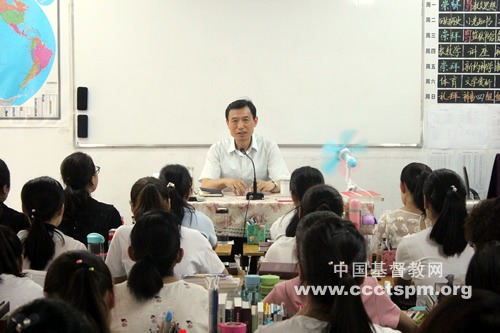 河南神学院院长唐卫民牧师劝勉毕业班神学生