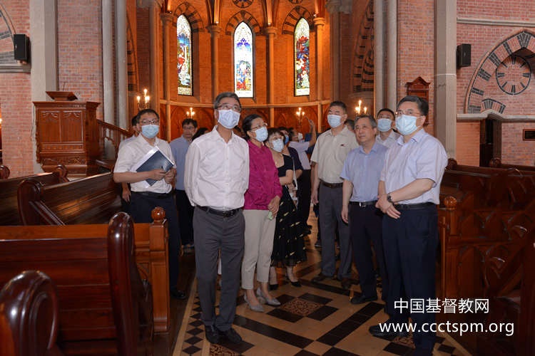 上海市人大常委会副主任肖贵玉视察圣三一堂