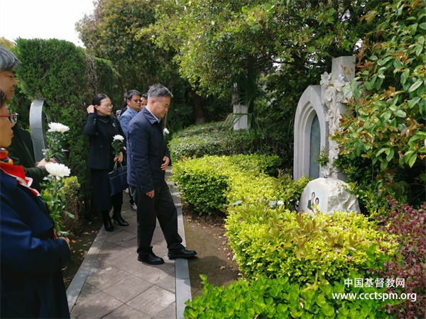 华东神学院师生为吴耀宗等基督教前辈扫墓