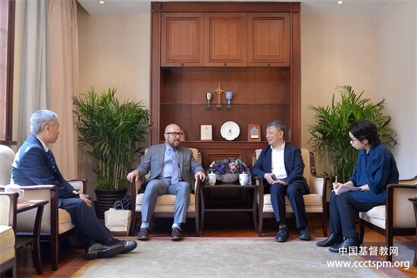 吴巍牧师接待路易帕劳协会国际部主任一行