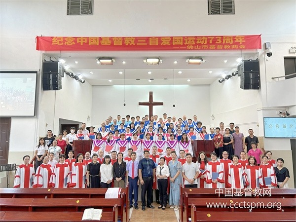 举三自爱国旗，走中国特色路