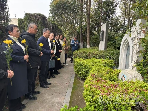 华东神学院师生为吴耀宗等基督教先辈们扫墓