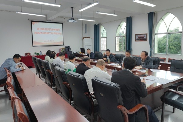加强思想政治教育，培养爱国爱教人才
