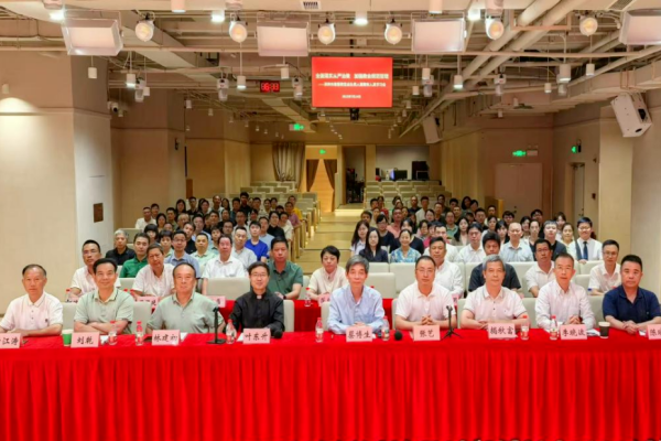 全面落实从严治教 加强教会规范管理