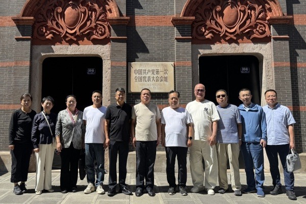 缅怀抗战英烈 传承爱国精神