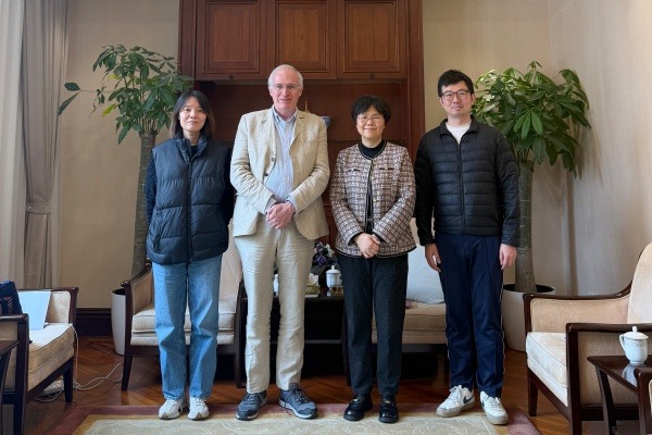 林曼红牧师接待肯尼斯·罗斯教授来访