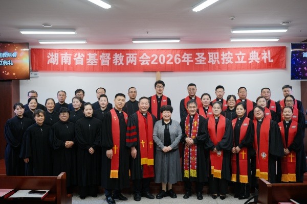 荣膺圣职 忠心侍主