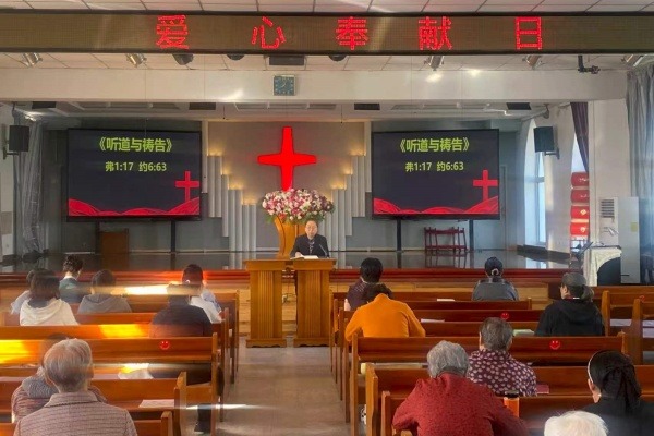 俯身倾听 彼此扶持