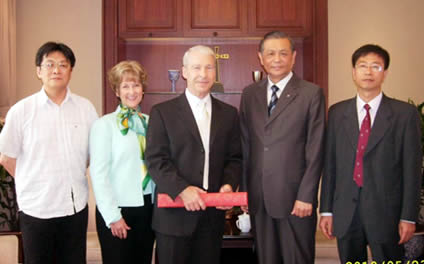 美国奥兰多市北地教会主任牧师亨特夫妇访问中国基督教两会