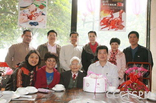 广东协和神学院为荣休院长黄广尧牧师98周岁祝寿并贺圣诞