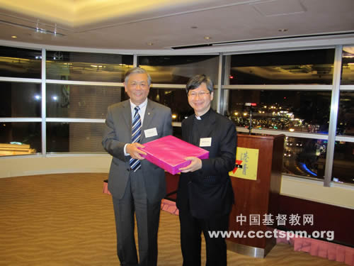 傅先伟主席向陈讴明主教赠送礼物