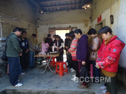 广州市基督教救主堂下乡献爱心