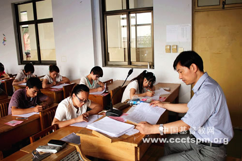 富有时代气息的考试——河南圣经专科学校举办2013年入学考试