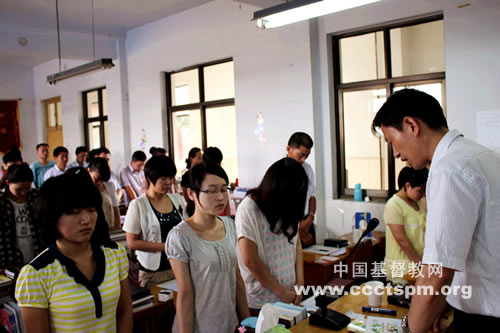 河南圣经专科学校举行2013届毕业班座谈会
