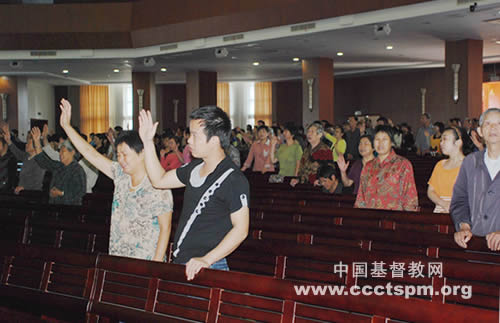 “洪水泛滥之时，耶和华坐着为王！”