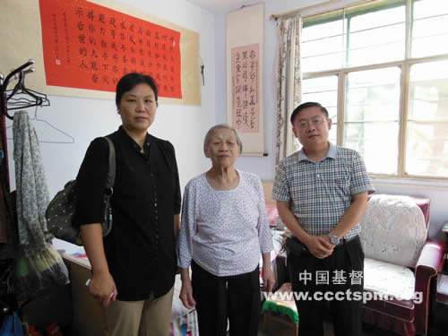 洛阳市基督教两会中秋节前走访看望老教牧同工