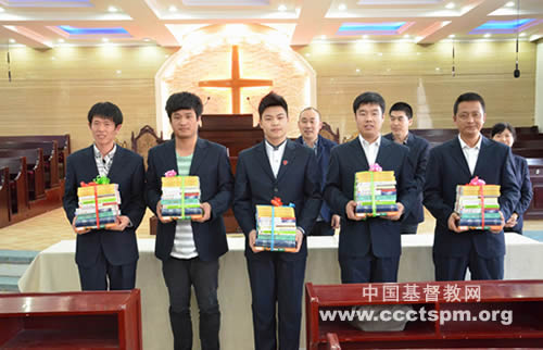 以知识为美—吉林省圣经学校举行基督教全国两会赠书分发仪式