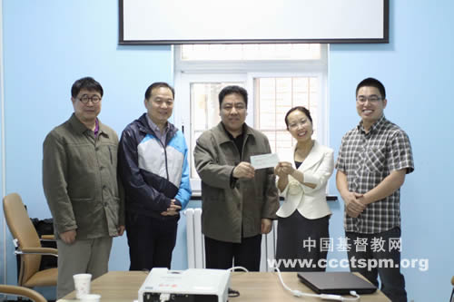 天津基督教两会领导与市政府领导慰问天津市冈纬路堂