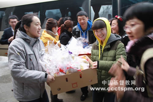 哈尔滨市南岗教会组织同工慰问黑龙江神学院师生及员工