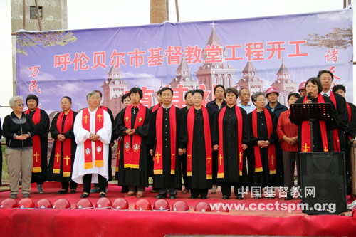 风吹草低见牛羊，神恩妙爱显真光