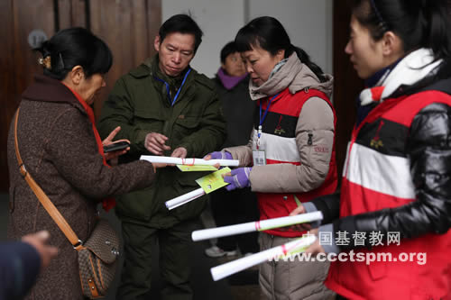 杭州基督教会崇一堂赠送圣诞“爱的礼物”