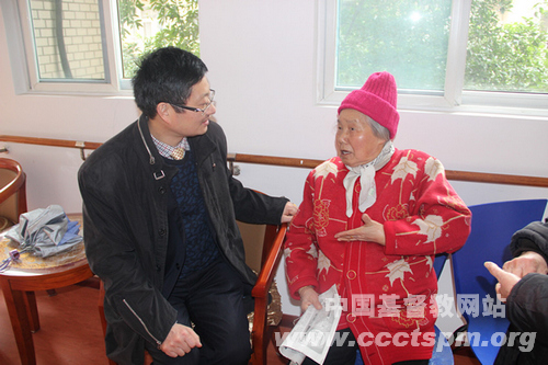 中山路教堂春节探望特困户和90岁以上老人