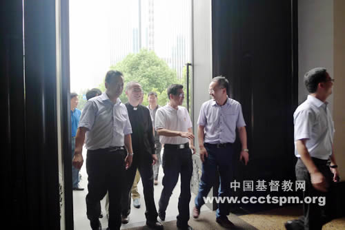 浙江省社会主义学院宗教界代表人士研修班全体学员到杭州基督教会崇一堂参观了解基督教