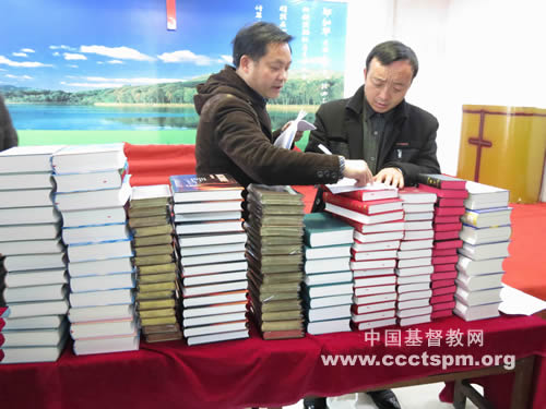 脚前的灯 路上的光