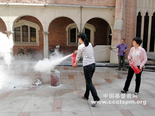 训练于当下  防患于未然——上海市基督教两会举行消防演练