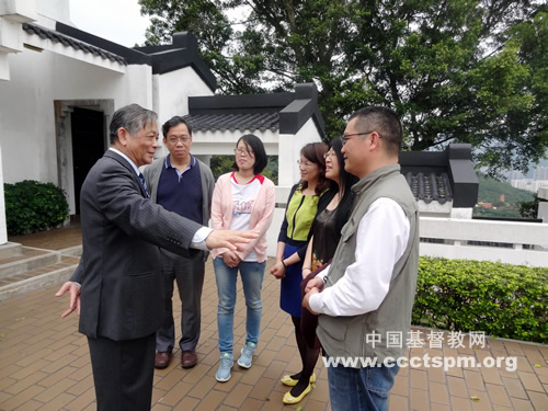 傅先伟长老看望在港留学生