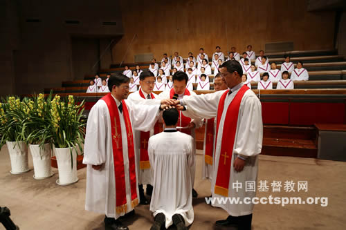 圣职按立有浙江省基督教协会会长顾约瑟牧师主礼,襄理由杭州市基督教