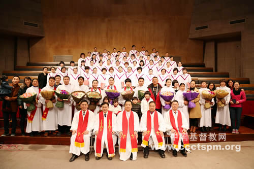 按立仪式在顾约瑟牧师的宣召中开始,申屠建荣牧师祷告,张忠成牧师读经