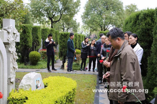 华东神学院部分师生前往福寿园为教会前辈扫墓