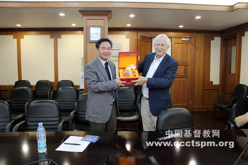 谢炳国牧师接待荷兰基督教联合会访问团