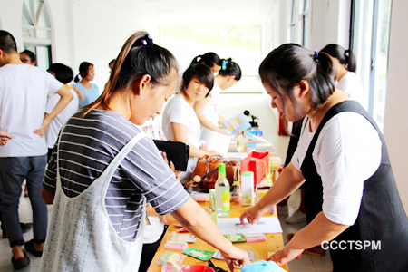 江苏神学院学生会组织举办环保跳蚤市场活动