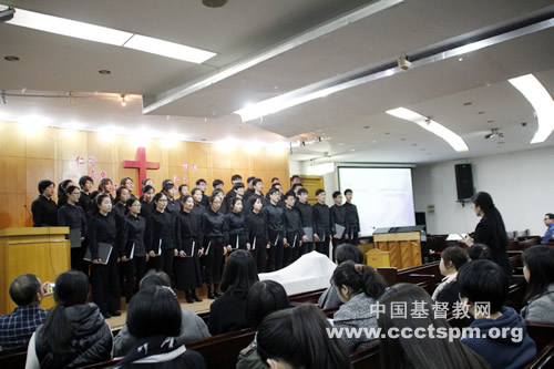 各神学院校举行受难周纪念活动