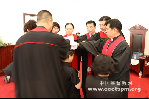 102位备按人员在上帝面前,接受张月竹牧师四次誓约问询:"你愿意接受